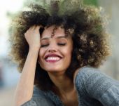 Comment retrouver mes cheveux afros naturels après un défrisage ?