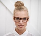 3 coiffures pour un hair look strict et chic