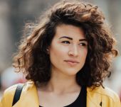 Femme : quelles coupes pour des cheveux frisés courts ?