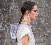 C'est tendance : la ponytail emprisonnée