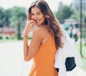 Zoom sur 3 coiffures (faussement) naturelles pour être belle