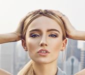 Coiffure : réussir l'effet plaqué sur cheveux blonds