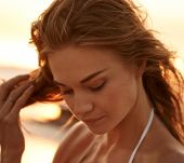 Décoloration soleil : soigner ses cheveux