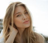 Quelles couleurs de mèches sur des cheveux blond cendré ?