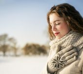 Partir au soleil en hiver, quel rituel pour mes cheveux ?