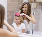 Apprendre aux enfants à se démêler les cheveux