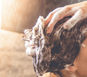 Se laver les cheveux tous les jours : bonne ou mauvaise idée ?
