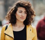 Cheveux bouclés ou frisés : quelles différences ?