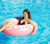 Vacances au soleil : 3 soins capillaires indispensables à glisser dans sa valise