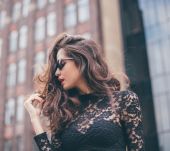 Coloration brune : quelle nuance de brun choisir quand on a la peau claire ?