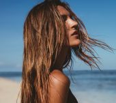 Nos conseils pour protéger ses cheveux en été
