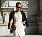 Headband doré sur un chignon bas