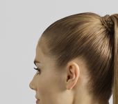 La ponytail plaquée, la coiffure impeccable