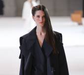 La coiffure de la semaine : le side-hair avec une raie au milieu