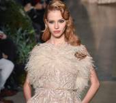 Vu aux Fashion Weeks : les cheveux crantés du défilé Elie Saab