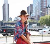 Un chapeau pour mettre en valeur la tresse de côté : Streetstyle