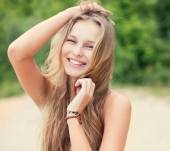 Cheveux fins : faut-il des soins spéciaux en été ?
