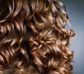 Cheveux bouclés : bien choisir sa coupe