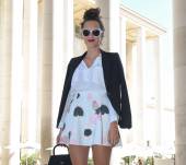 Le chignon bun sur des cheveux bouclés : streetstyle