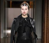 Le foulard métallisé sur des cheveux attachés