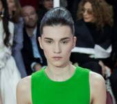 Coiffure sage pour look ultra-coloré