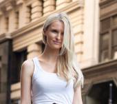 Un side-hair lisse pour une allure sophistiquée : streetstyle