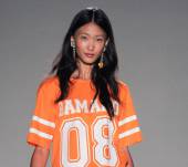 Porter les cheveux détachés avec des accessoires XXL