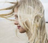 Brune, blonde, rousse : comment choisir entre mèches ou balayage ?