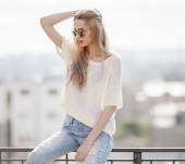 Cheveux bruns : et si j'adoptais le blond ?