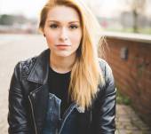 Cheveux blonds : comment devenir brune (sans le regretter)