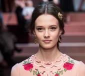 Invitée à un mariage ? 3 chignons à adopter