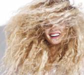 Les cheveux bouclés maxi volume
