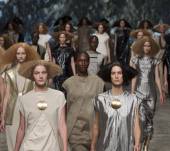 Les cheveux graphiques volumineux, vus sur les podiums