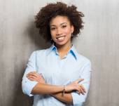 Comment coiffer des cheveux courts et bouclés ?