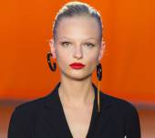 Comment réaliser le chignon wet look du défilé Céline ?