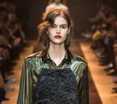 Coiffure rock : les longueurs froissées du défilé Nina Ricci