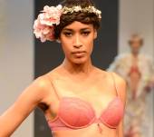 Comment porter le headband fleuri XXL ?