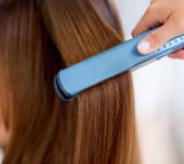 Réaliser des boucles avec un fer à lisser