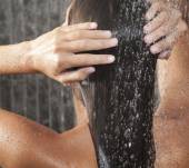 Cheveux gras : quelles astuces pour y échapper ?