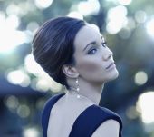 Quelle coiffure adopter avec une robe de soirée fourreau ?