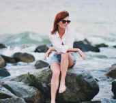 Cheveux acajou, misez sur une couleur de caractère