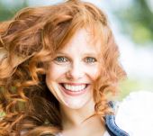 Cheveux bouclés : comment les rendre brillants ?