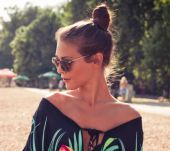 Cheveux longs : 3 coiffures à adopter à la plage