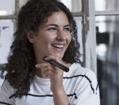 Comment réaliser une demi-queue sur cheveux frisés ?