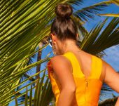 Cheveux épais : comment se coiffer quand il fait chaud ?