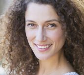 Cheveux frisés : 4 conseils pour les démêler facilement