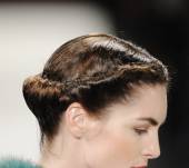 Tendance rétro, les cheveux roulottés