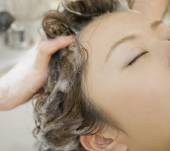 Le co wash, la solution anti cheveux secs ?