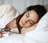 Pourquoi s'attacher les cheveux pour dormir ?