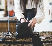 Rester bien coiffée au bureau : la trousse de coiffure idéale